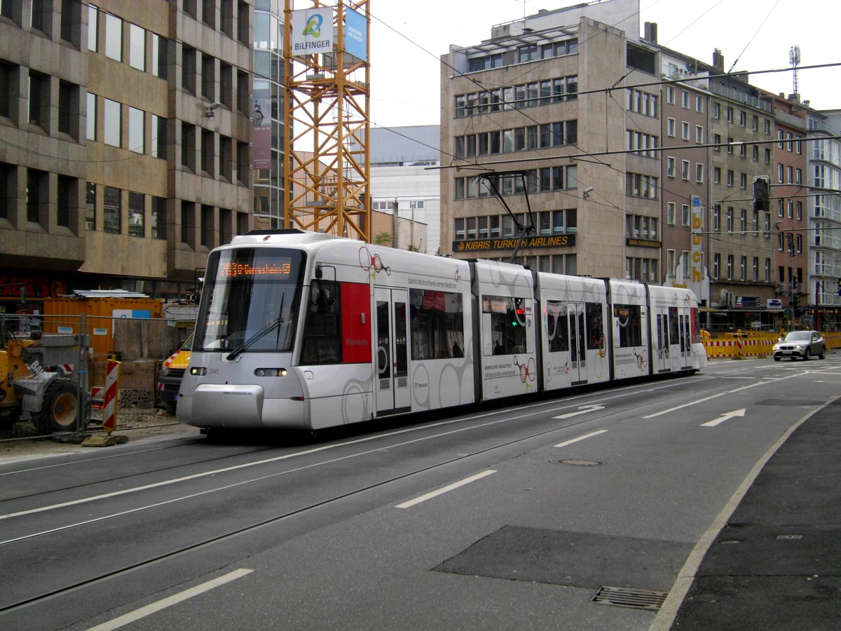  Dsseldorf: Straenbahnlinie 703 nach S-Bahnhof Dsseldorf-Gerresheim an der Haltestelle Dsseldorf-Mitte Pempelforter Strae.(13.10.2013) 