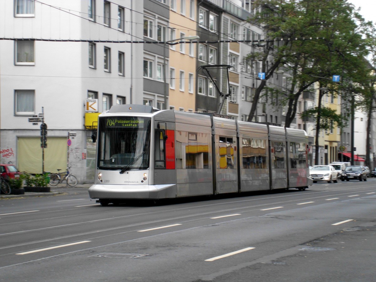  Dsseldorf: Straenbahnlinie 704 nach Dsseldorf-Friedrichstadt Polizeiprsidium an der Haltestelle Dsseldorf-Mitte Pempelforter Strae.(13.10.2013)   