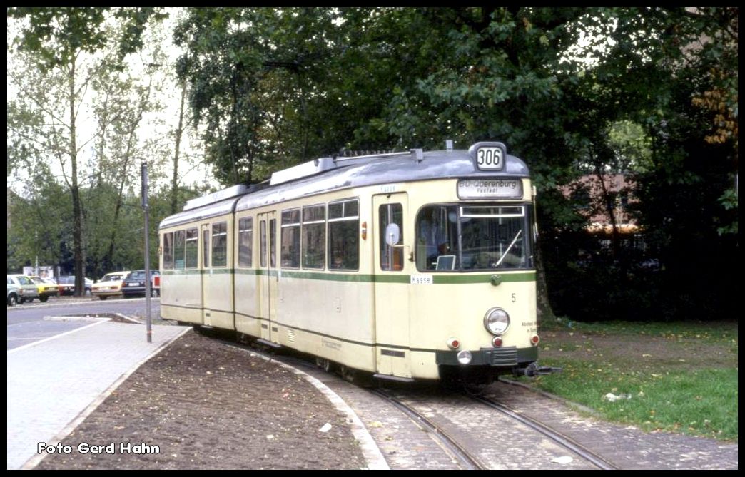 Düwag Tram Wagen 306 nach Querenburg fährt am 6.10.1990 am Bahnhofsvorplatz in Wanne Eickel vor.