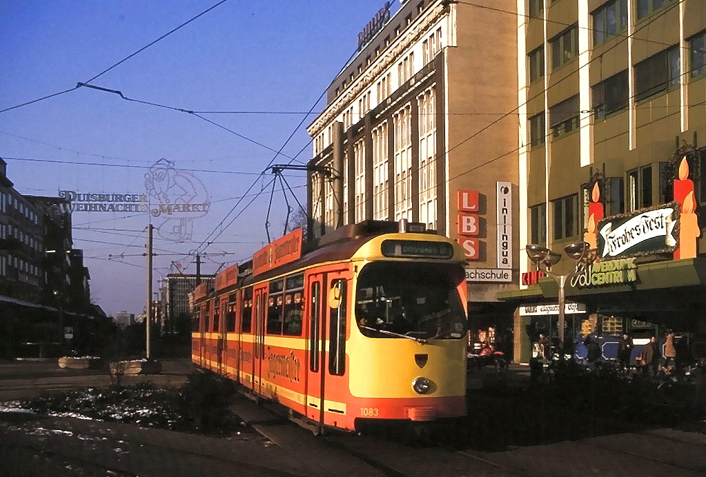 Duisburg Tw 1083 mit weihnachtlichem Gruß auf der Königsalle, 24.12.1986. Seit 1992 fahren die Bahnen hier eine Etage tiefer.