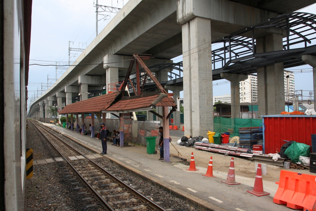 Durch den Bau der SRTET Red Lines wurden auch einige Straßen neu trassiert. Infolge dessen sind nun einige Bahnsteige und deren Dächer schmäler als vorher. SRT Lak Si Station am 01.Mai 2022.