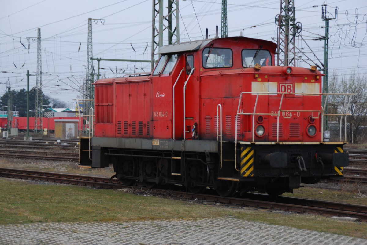 Durch einen Streik bei der Bahn kam mein Fahrplan am 31.03.2011 gewaltig durcheinander und für einige Zeit war ich in Hildesheim am HBf gestrandet. Etwas abseits gelegen parkte  Ernie  345 064-0 auf einem Nebengleis. 