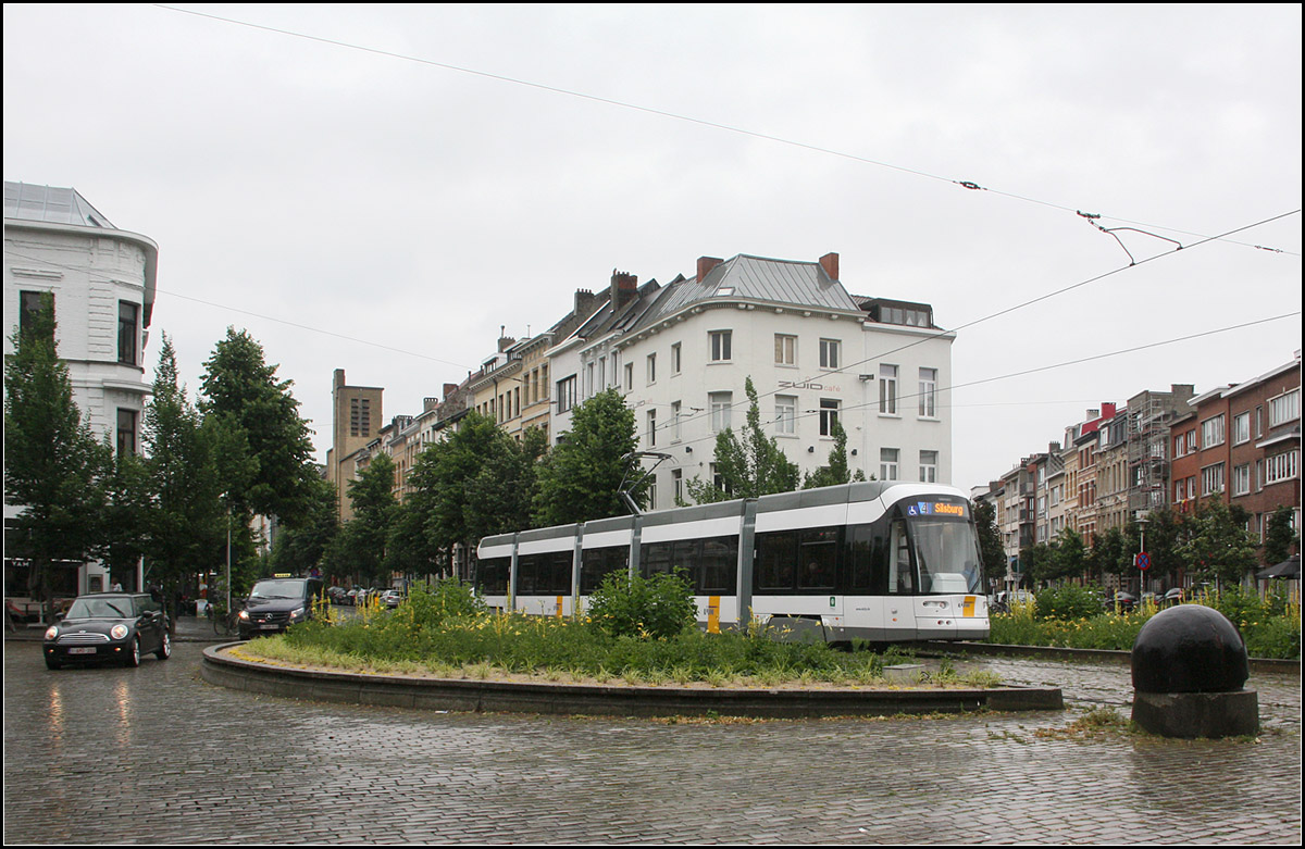 Durch den Kreisverkehr -

Eine Bombardier-Flexity 2 Albatros-Tram auf der Linie 4 in Antwerpen quert nördlich der Station Museum einen begrünten Kreisverkehr.

20.06.2016 (M)