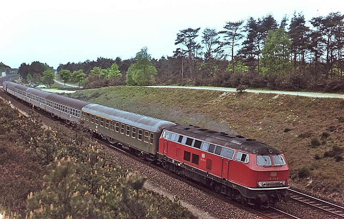 Durch den Lathener Einschnitt befördert eine unbekannte 216 im Frühjahr 1975 einen Eilzug in Richtung Norden