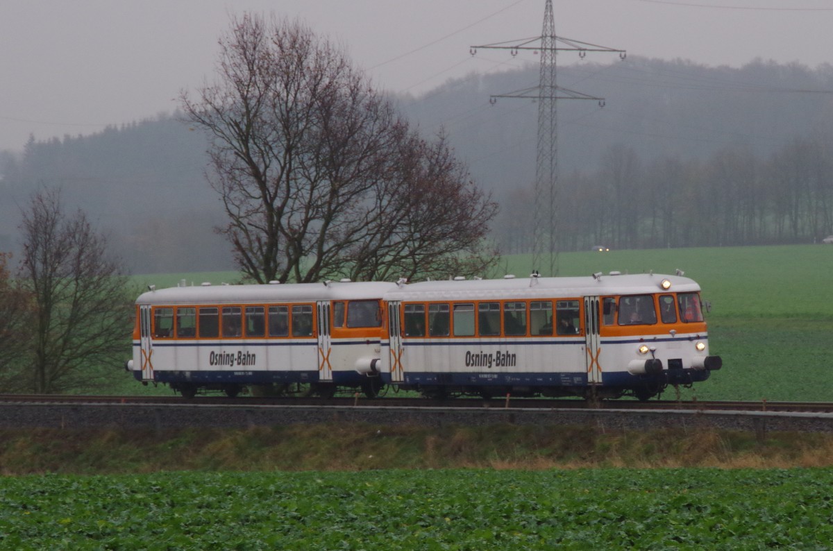 Durch das trübe Wetter am 08.12.2013302 hat man sich die Laune nicht verderben lassen und hatte eine Menge Spaß bei den zwei Rundfahrten der  Osning-Bahn  mit dem 302 027-7 & Beiwagen. Hier auf dem Rückweg der ersten Tour zwischen den beiden Haltepunkten Helpup und Oerlinghausen Fahrtrichtung Bielefeld HBf.