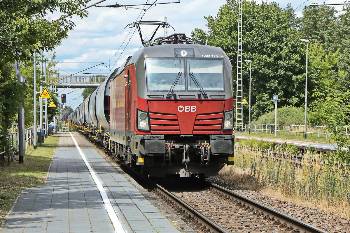 Durchfahrt 1293 175 der ÖBB aus Richtung Berlin durch den Bahnhof Dabendorf am 16. Juni 2024.