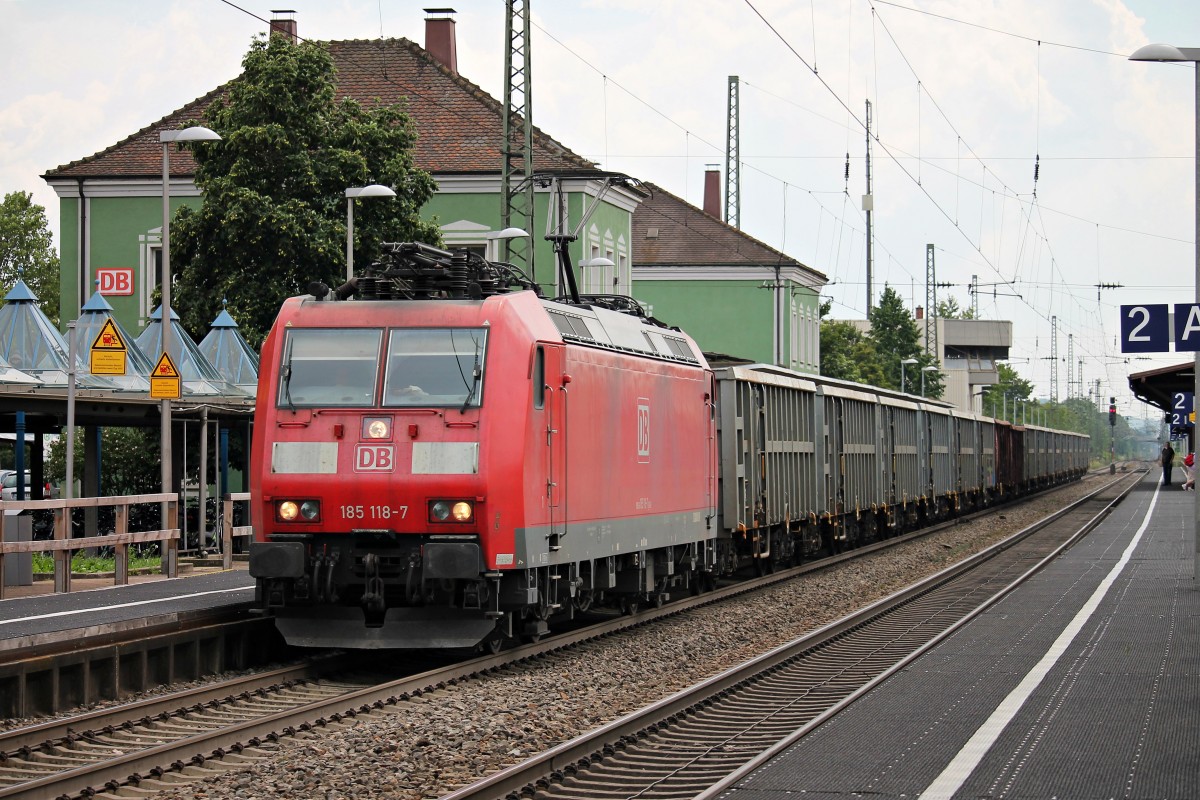 Durchfahrt am 23.07.2014 von 185 118-7 mit einem F-/E-Wagenzug in Müllheim (Baden).