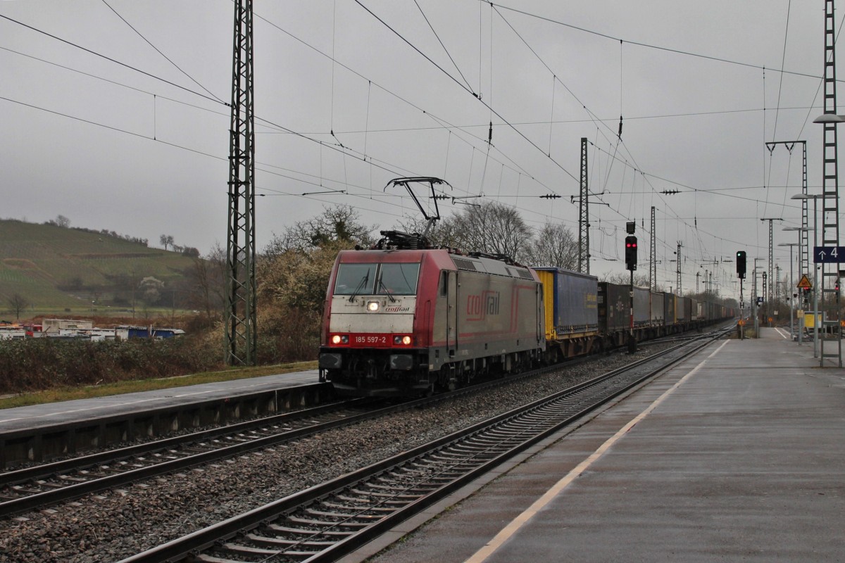 Durchfahrt am 28.02.2014 von Crossrail 185 597-2 mit einem Containerzug in Müllheim (Baden) gen Norden.