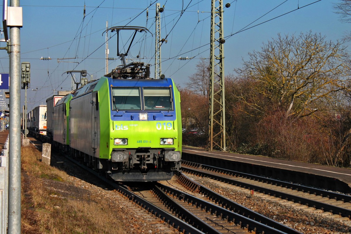 Durchfahrt am 31.01.2014 von BLS Cargo Re 482 019-4 und ihrer Schwester Re 485 014-5 mit einer RoLa von Freiburg (Brsg) Gbf nach Novara in Müllheimn (Baden) gen Schweizer Grenze.
