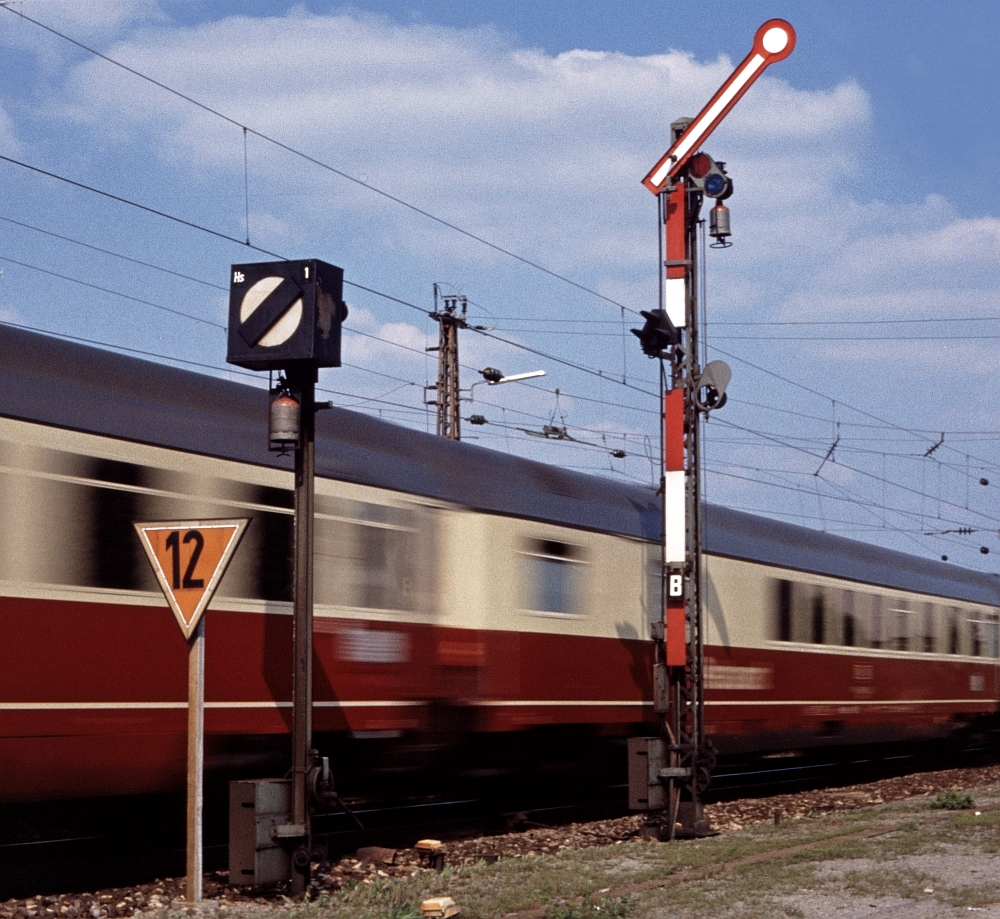 Durchfahrt mit 120 (Vaihingen Nord, Juli 1981)