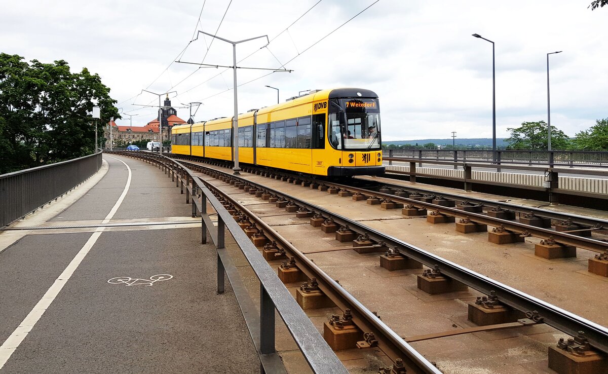 DVB Dresden__Straßenbahn NGTD12DD 2807 [Bombardier] auf Linie 7 nach Weixdorf auf der Carolabrücke. Vollkommen unromantisch im Vergleich zur Ausgustusbrücke...und ...[Nachtrag vom 13.09.24]...vor allem nicht mehr existent ! Am 11.09.24, laut Mitteilung der DVB kurz nach 3 Uhr in der Nacht, stürzte ein ca. 100 Meter langes Teilstück der Brücke ein. Knapp 15 Minuten nachdem die letzte Straßenbahn (auch ein Zug der Linie 7 nach Weixdorf) die Brücke überquert hatte.__Juli 2024  (Womöglich ein letztes Foto von Linie 7 auf der Carolabrücke ?)