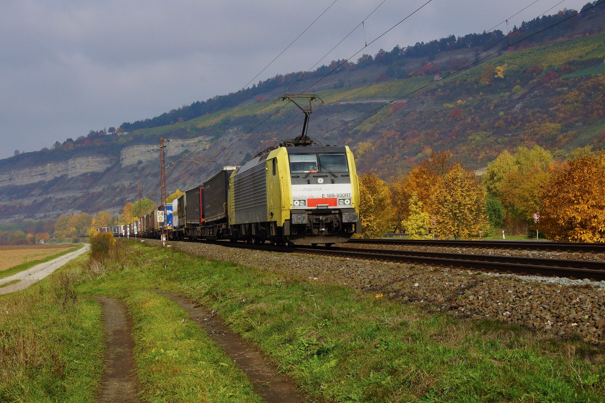 E 189-930RT (ES 64 F4-030) ist am 27.10.15 mit einen Aufliegerzug in Richtung unterwegs gesehen bei Thüngersheim.