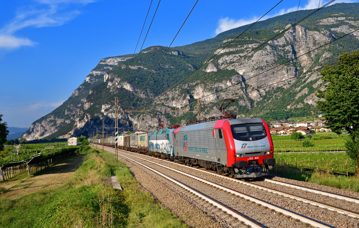 E 412 013 + E 405 xxx mit einem Containerzug am 29.08.2024 bei Besenello.