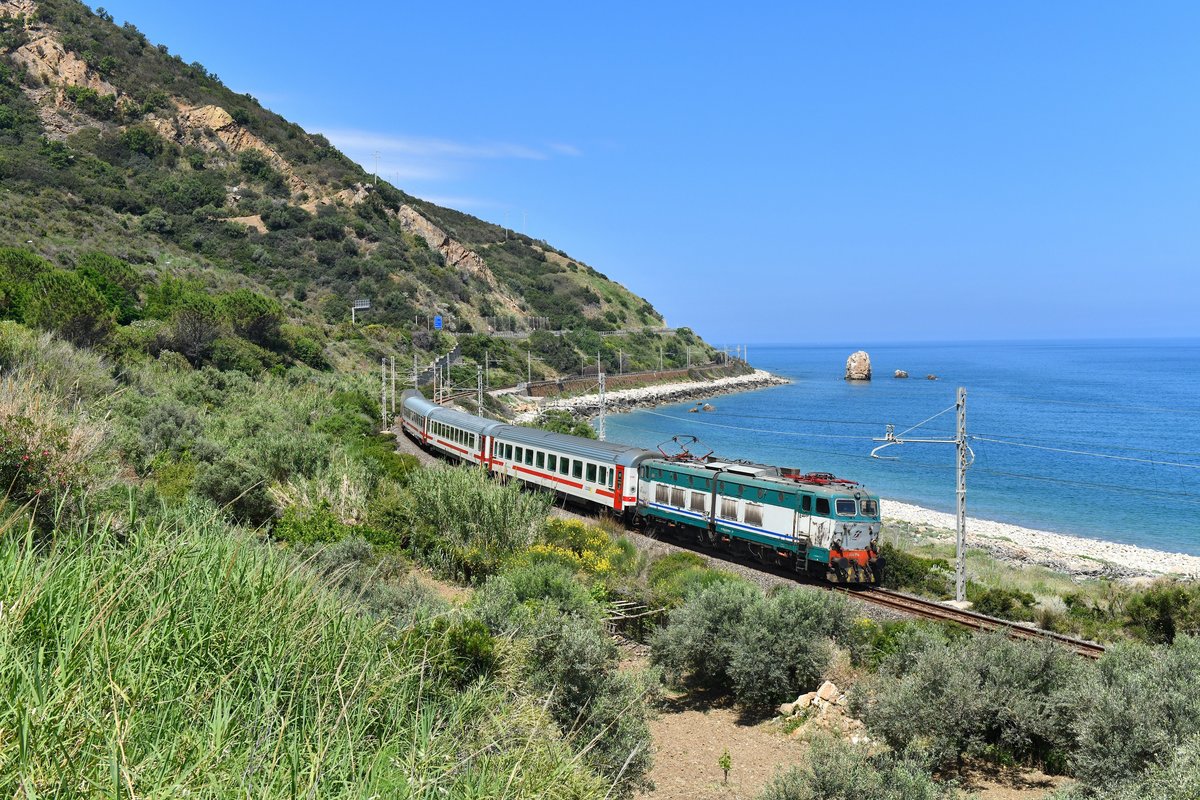 E 656 096 mit IC 730 am 03.06.2019 bei Castel di Tusa. 