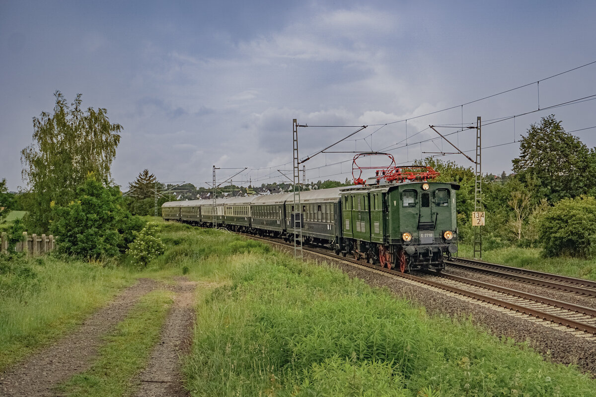 E 77 10 des DB Museum Nürnberg, auch bekannt als  Elli , zog am 30.05.2024 einen Geburtstagssonderzug für Hagen von Ortloff, von Neumark (Vogtl.) nach Dresden. Eigentlich sollte die E-Lok erst ab Werdau übernehmen, allerdings erlitt die Dampflok 01 1104, welche den Zug ab Nürnberg von E10 228, die in Stuttgart die Sonderfahrt begann, übernahm und bis Werdau bringen sollte, in Neumark einen Lagerschaden. Und so musste die E77 schon in Neumark übernehmen und den Zug von da aus nach Dresden bringen. In Steinpleis klickte dann bei mir der Auslöser.