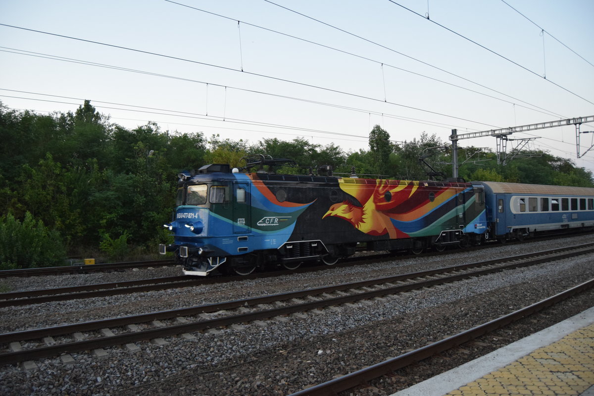 E-Lok 0-477-871-4 durchfährt in neuem Kleid am 21.08.2016 den Bahnhof Bucuresti Baneasa mit IR aus Mangalia, am Schwarzem Meer, nach Oradea, an der rumänisch-ungarischen Grenze.