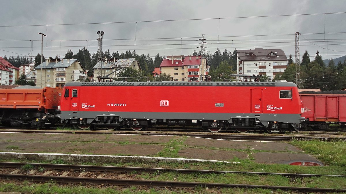 E-Lok 0 48 0017-3 der DB-Schenker mit Kieswagenzug in Bahnhof predeal am 27.09.2014