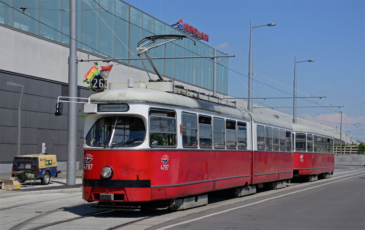 E1 4797 + c4 1315 als Linie 26 in der Endhaltestelle Hausfeldstraße U am 21.05.2014