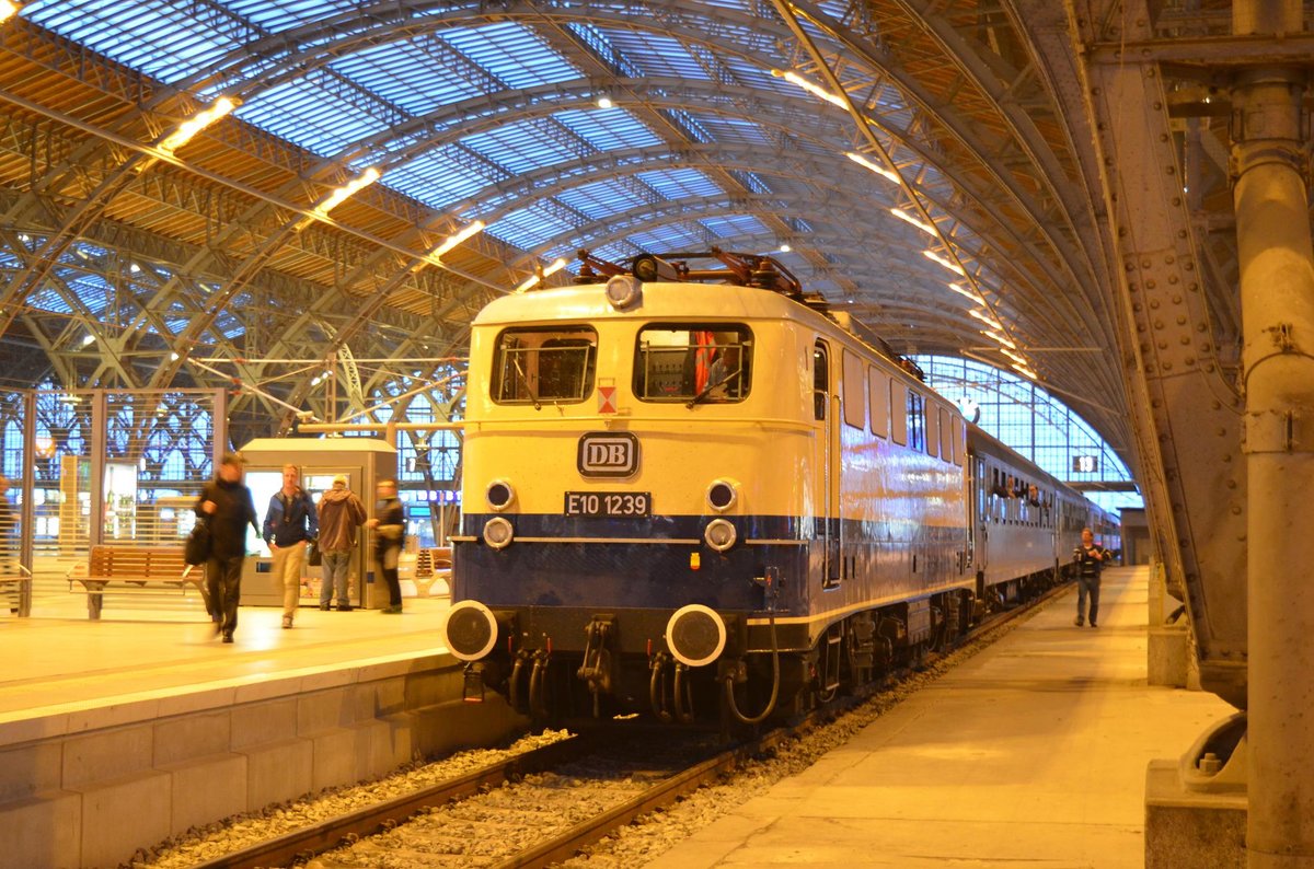 E10 1239 (110 239-1) mit dem Sonderzug Rotterdam - Dresden der Stoom Stichting Nederland im Leipzig Hbf 14.04.2016