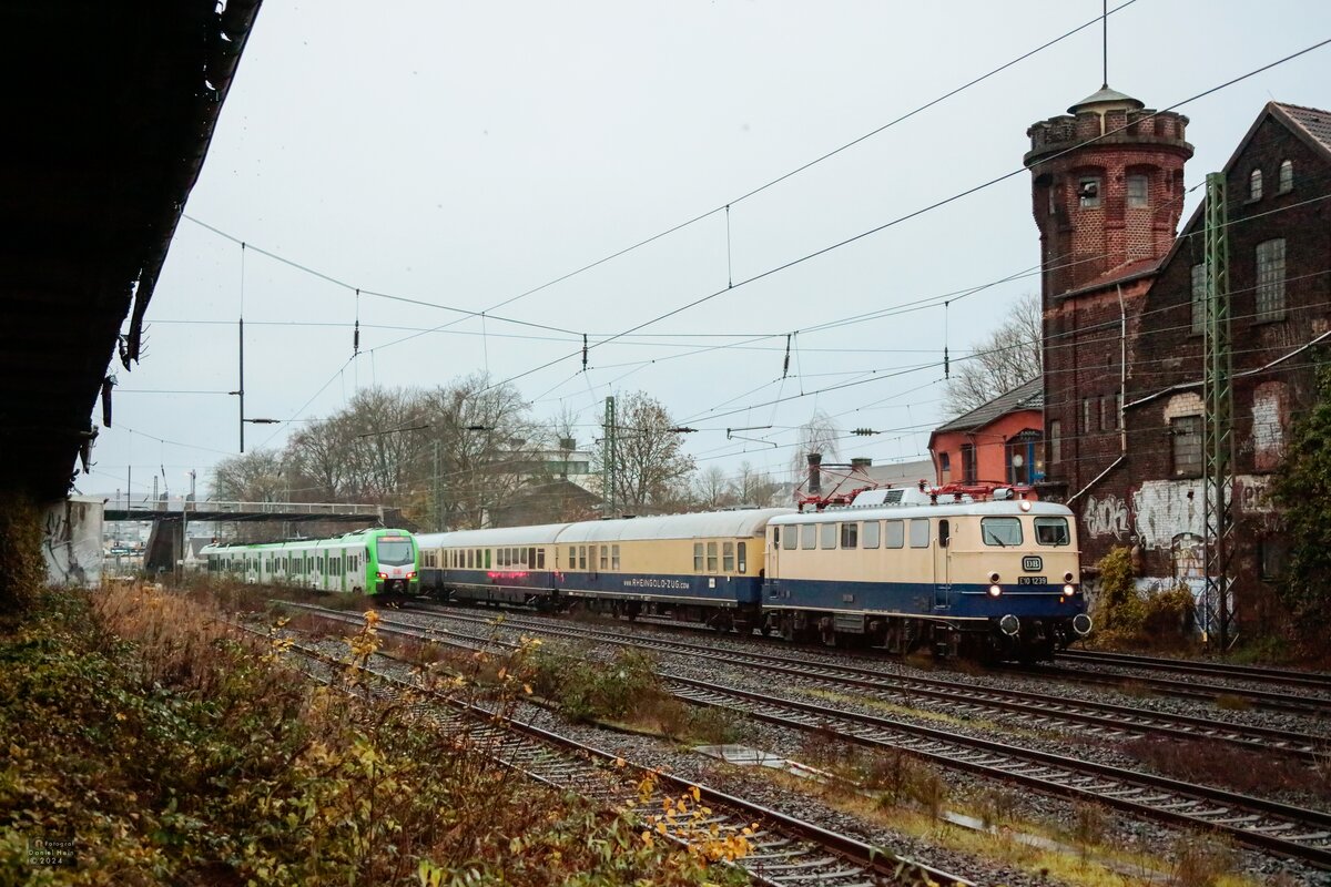 E10 1239 mit Rheingoldzug in Wuppertal nach Bückeburg, Dezember 2024.