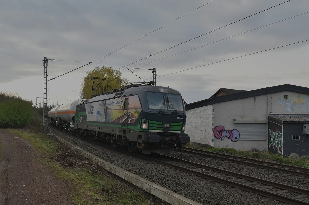 Eben hat die für LTE fahrende ELL 193 262 den Bahnhof Jüchen durchfahren und stebt nun dem Bü Kölner Straße entgegen. Jüchen den 27.3.2019