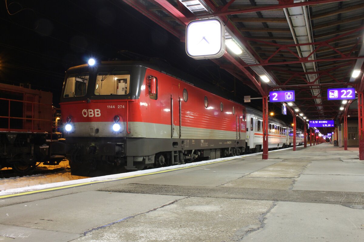 Ebenfalls wegen der Tauernsperre umgeleitet wird der EN415 von Stuttgart Hbf nach Zagreb über Wels, Selzthal und Spielfeld-Straß. Die Wagen kommen mit dem NJ236 von Stuttgart nach Salzburg Hbf und wurden am 24.11.2024 von der 1144 274 bis nach Selzthal gebracht.
Der zweite Zugteil kommt mit dem NJ465 von Zürich HB, wird in Selzthal vereint und mit einer 1216 nach Spielfeld-Straß und weiter Richtung Kroatien gebracht.
Hier im Bahnhof Selzthal hat der Nachtzug eine gute Stunde Aufenthalt bis zum eintreffen des NJ465.