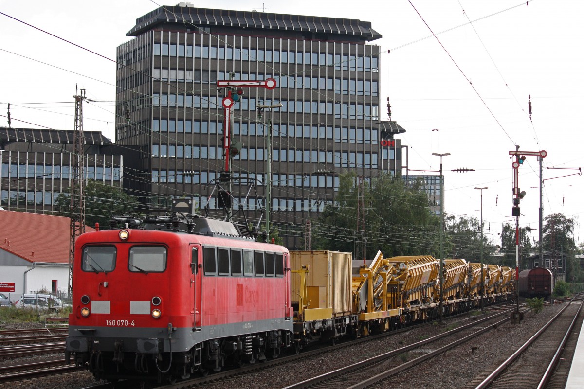 EBM 140 070 am 18.9.13 mit einem langen Bauzug in Dsseldorf-Rath.