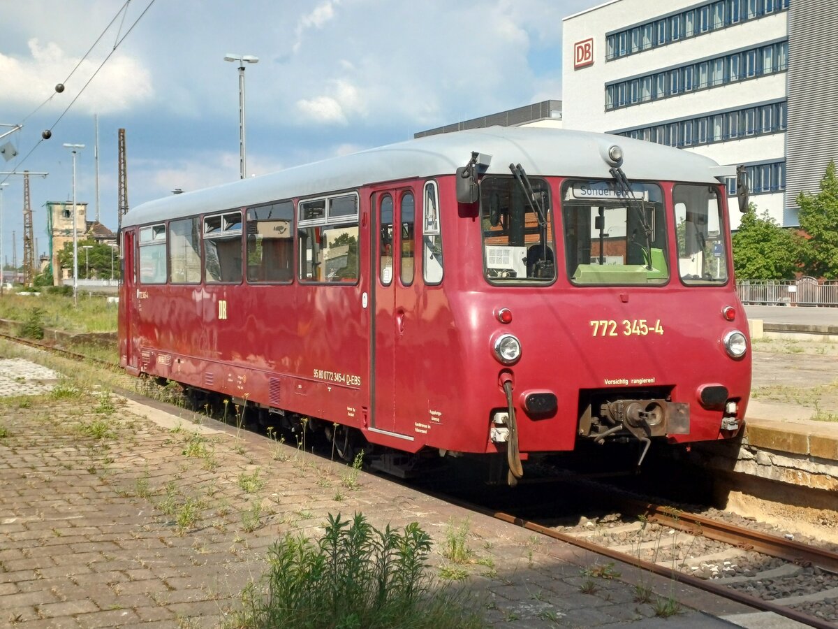 EBS 772 345-5 als D 28032 nach Lutherstadt Eisleben, am 11.05.2024 in Leipzig Hbf. Anlass der privaten Sonderfahrt war ein Spiel von RB Leipzig.