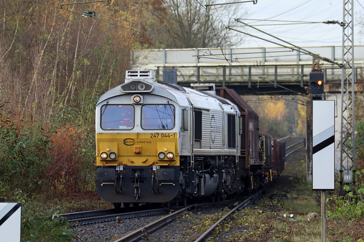 ECR 247 044-1 am BÜ KM 15,944 an der Bahnhofsstraße in Bottrop 21.11.2024