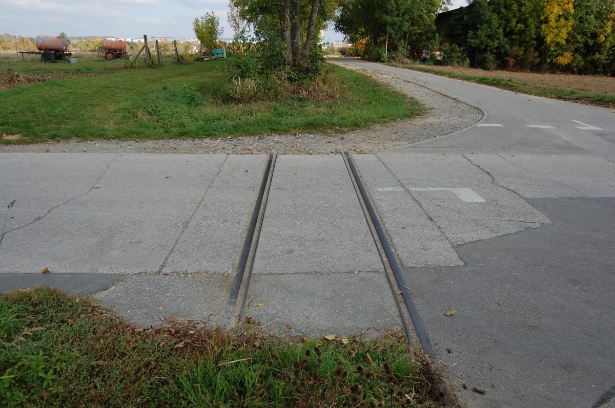 Ehemalige Trasse der Straßenbahn Esslingen–Nellingen–Denkendorf bei Scharnhausen. Überreste vom Gleis.