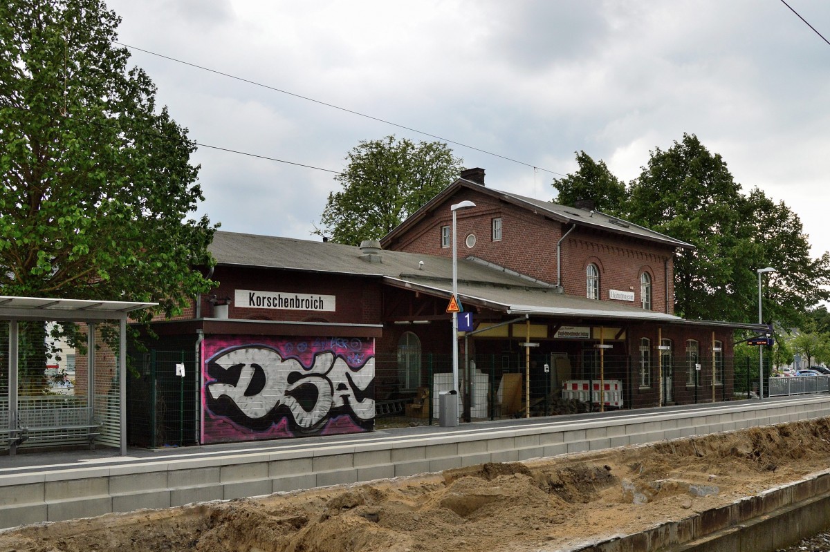 Ehemaliges Empfangsgebäude in Korschenbroich,Bahnsteigseite.14.5.2014