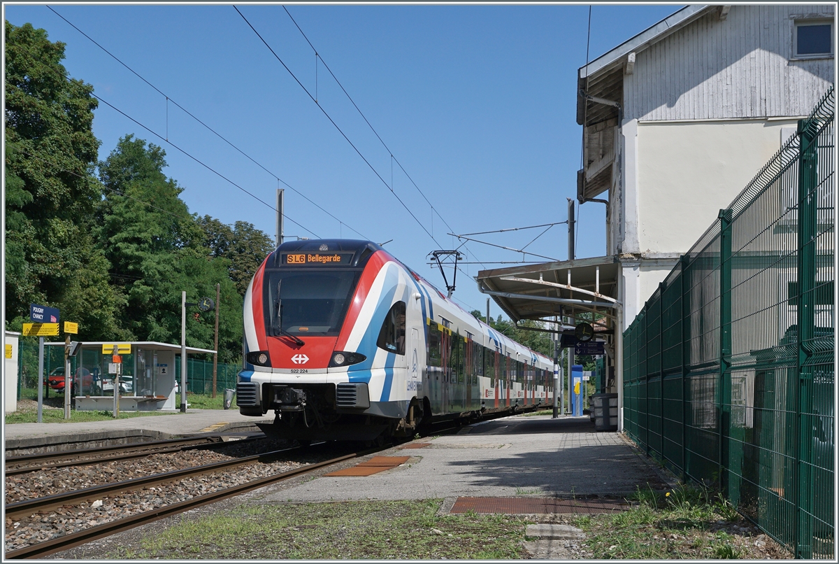 Eher wenig Beachtung findet die Léman Express Strecke SL6 von Genève nach Bellegarde (Ain). wohl auch da sei nur in der Hauptverkehrszeit verkehrt. Eingesetzt werden hier SBB LEX RABe 522, teilweise in Doppeltraktion. A propos Doppeltraktion: Die Züge der SL5 können infolge des kurzen Bahnstegs 5 in Genève nicht in Doppeltraktion verkehren. Die Züge der SL6 hingegen verkehren von  französischen  Bahnsteigen 7 und 8 in Genève. Und noch eine Besonderheit: da La Plaine nur einen Bahnsteig hat, halten die Züge der SL6 in La Plaine in der Regel nicht. 

Das Bild zeigt den SBB LEX RABe 522 224 bei der Ankunft in Pougny-Chancy. 

16. August 2021