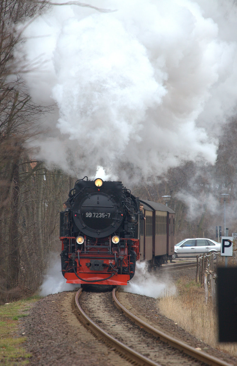 Eigenlich wollte ich die große 95 027 ablichten, traf  aber nur auf die kleine 99 7235-7 in Bad Suderode, kurz vor Gernrode.01.04.2018  11:43 Uhr.