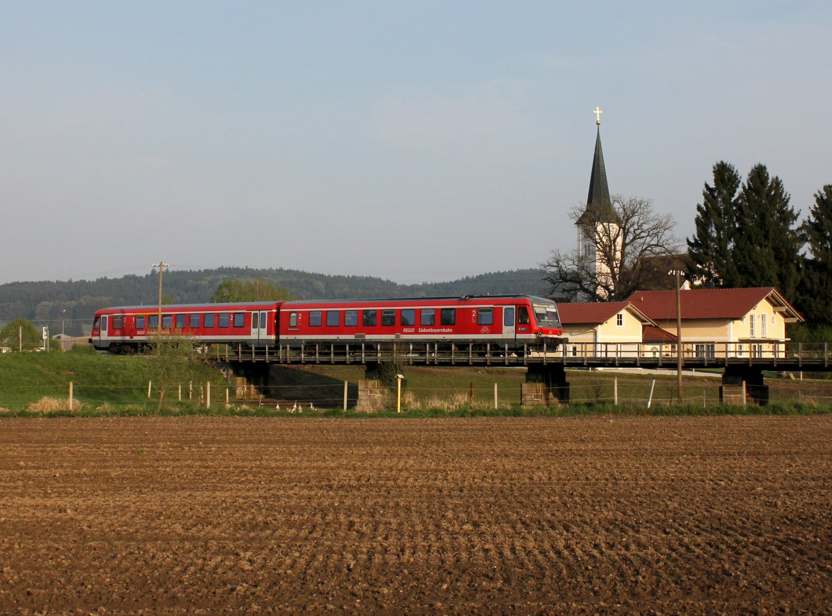 Ein 628 als RB nach Mühldorf am 19.04.2014 unterwegs bei Anzenkirchen.