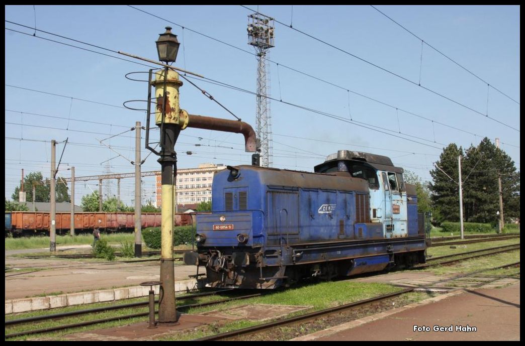 Ein alter Wasserkran im Bahnhof Brasov verführte mich am 20.5.2015 zu dieser Bild Zusammenstellung. Fast hätte ich dabei den  Einfüllstutzen  genau getroffen! Aber 80-0054-9 fährt ja auch mit Diesel und nicht mit Wasser. Außerdem sah der Wasserkran nicht mehr sehr funktionsfähig aus.