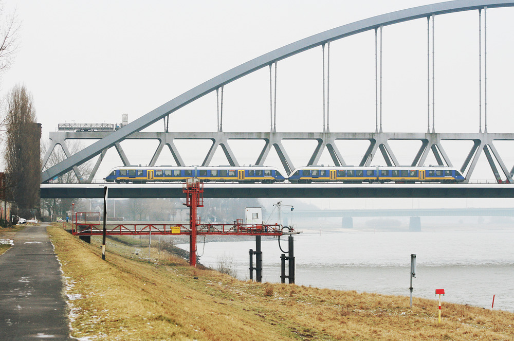 Ein aus zwei LINTen gebildeter RE 10 überquert mit Hilfe der Hammer Eisenbahnbrücke in Düsseldorf den Rhein.
Aufnahmedatum: 12.02.2010