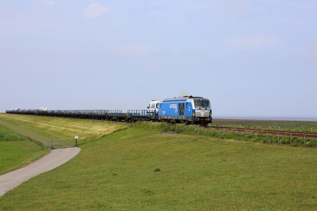 Ein Autozug, bespannt mit der 247 909, unmittelbar nach der Fahrt über den Hindenburgdamm. (06.06.2019)