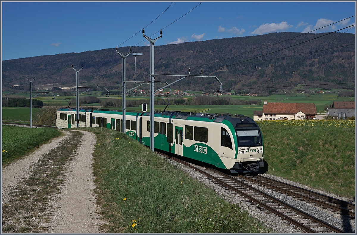 Ein BAM MBC Regionalzug von Bière nach Morges unterwegs erreicht Ballens. 

10. April 2017