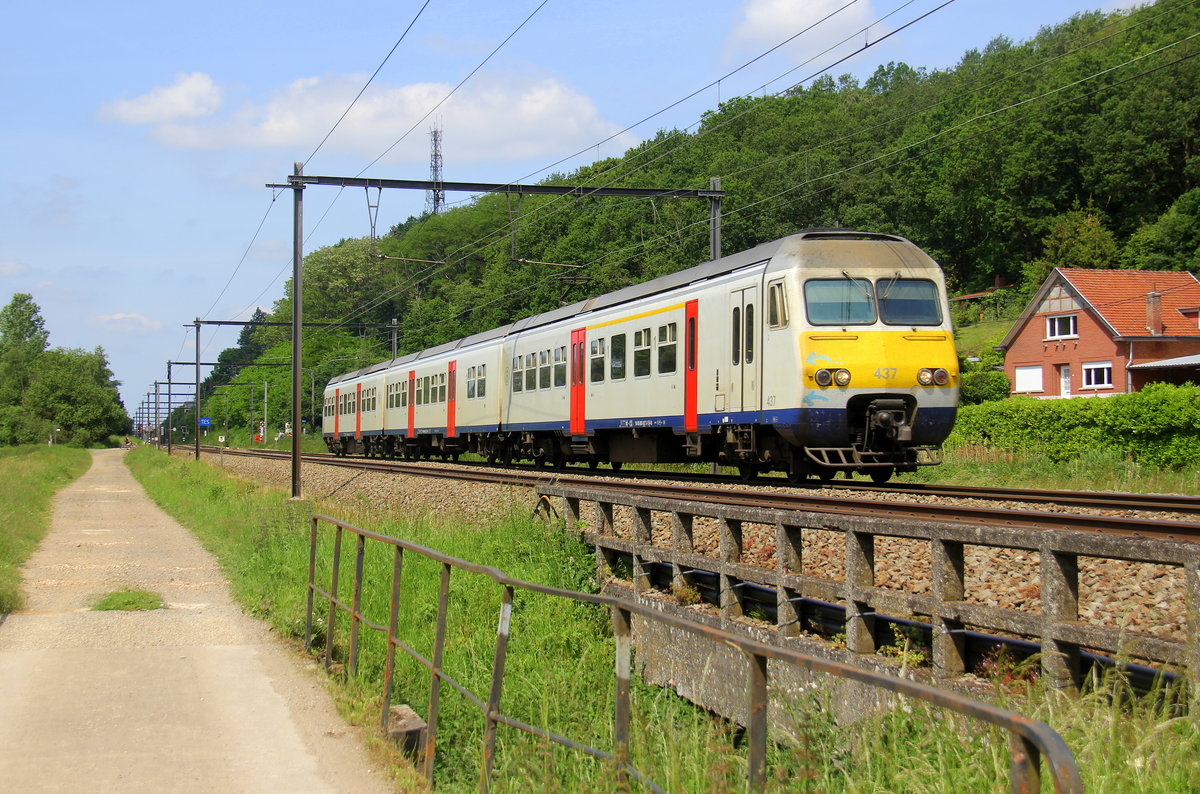 Ein Belgischer Triebzug 437 von der SNCB und fährt durch Testelt(B) in Richtung Hasselt(B). Aufgenommen von der Wijngaardstraat in Testelt(B). 
Bei Sommerwetter am Vormittag vom 1.6.2019.