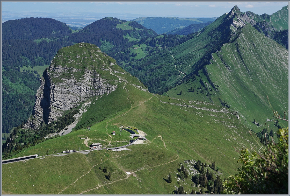 Ein Blick vom Rochers de Naye auf die Station Jaman und ihre Umgebung. 
28. Juni 2016