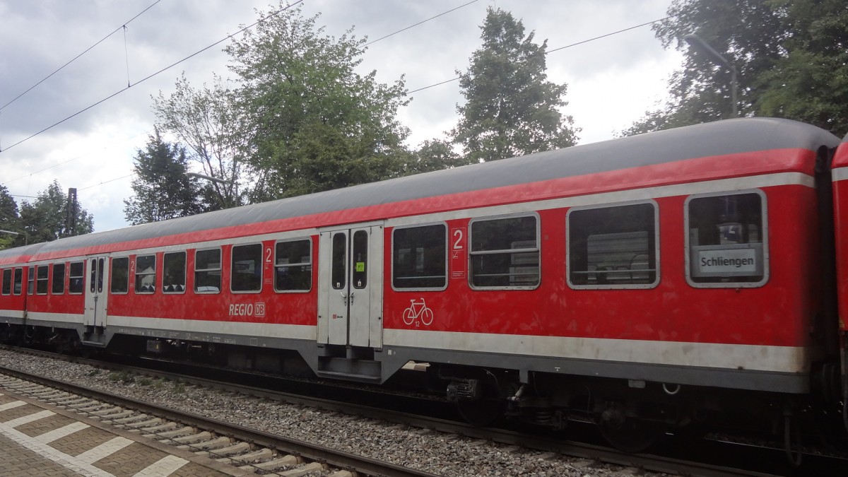 Ein Bnrd, eingereiht in der RB26571 nach Schliengen, legt einen Zwischenhalt in Gundelfingen ein. August 2014.