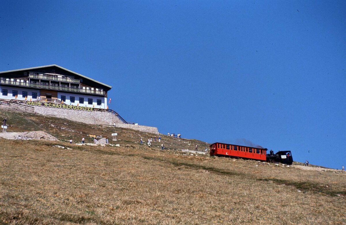 Ein Dampfzug der Schafbergbahn in der Nähe der Bergstation (1986)