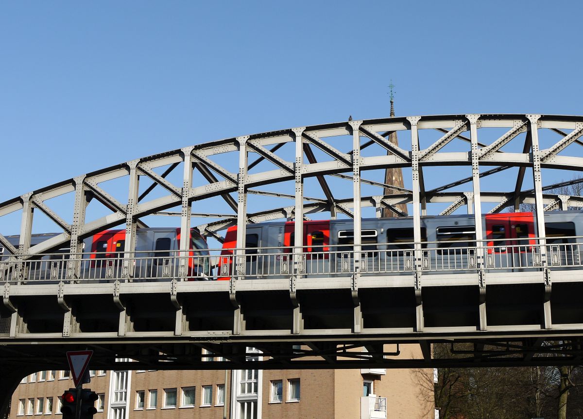 Ein DT5 der Hamburger U-Bahnlinie 3 überquert die Schürbeker Straße, kurz vor der Haltestelle  Mundsburg . 13.3.2014