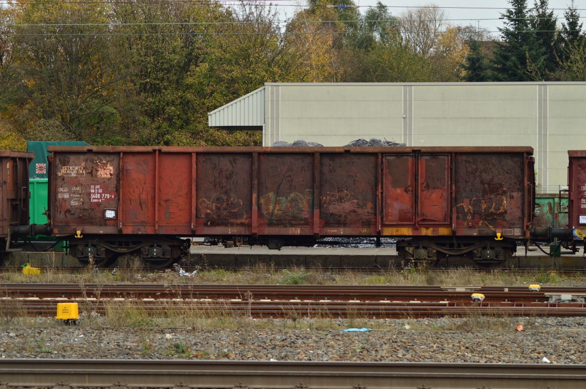 Ein EaosX mit der Nummer 5400 779-0 steht in Solingen Hbf bei einem Schrotthändler am Zustellgleis. 9.11.2014