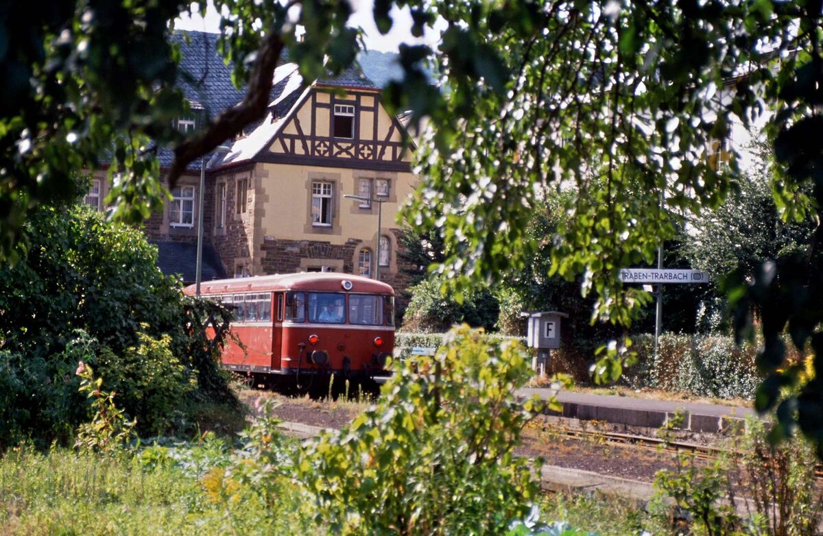 Ein einzelner Uerdinger Schienenbus reichte an diesem Tag für die wenigen Fahrgäste von Traben-Trarbach ( Datum leider unbekannt, evtl. 1988)