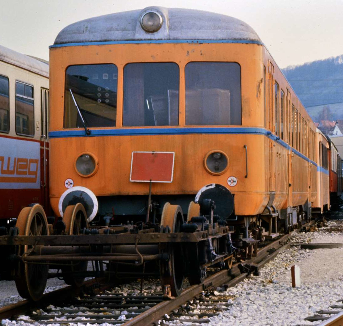 Ein Esslinger aus der ersten Serie, abgestellt vor dem BW des Zielbahnhofs der Tälesbahn. Der Esslinger VT wurde danach zum VS 230 umgebaut.
Datum: 02.09.1984  