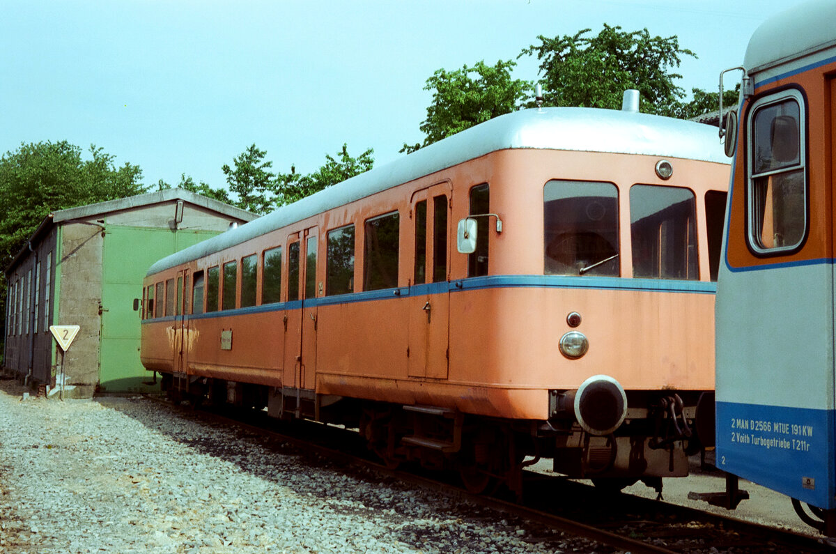 Ein Esslinger VT der ersten Serie (T 10 WNB) vor dem Wagenschuppen der Strohgäubahn in Weissach (Sommer 1983). 