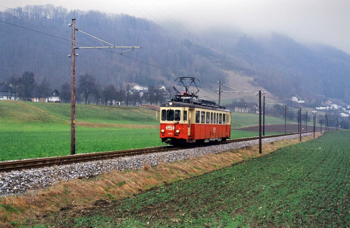 Ein ET (ET 23 105, evtl. auch ET 23 106) der Lokalbahn Gmunden-Vorchdorf auf dem Dreischienengleis, welches früher auch die ÖBB-Lokalbahn Lambach-Gmunden nutzte, 06.04.1986