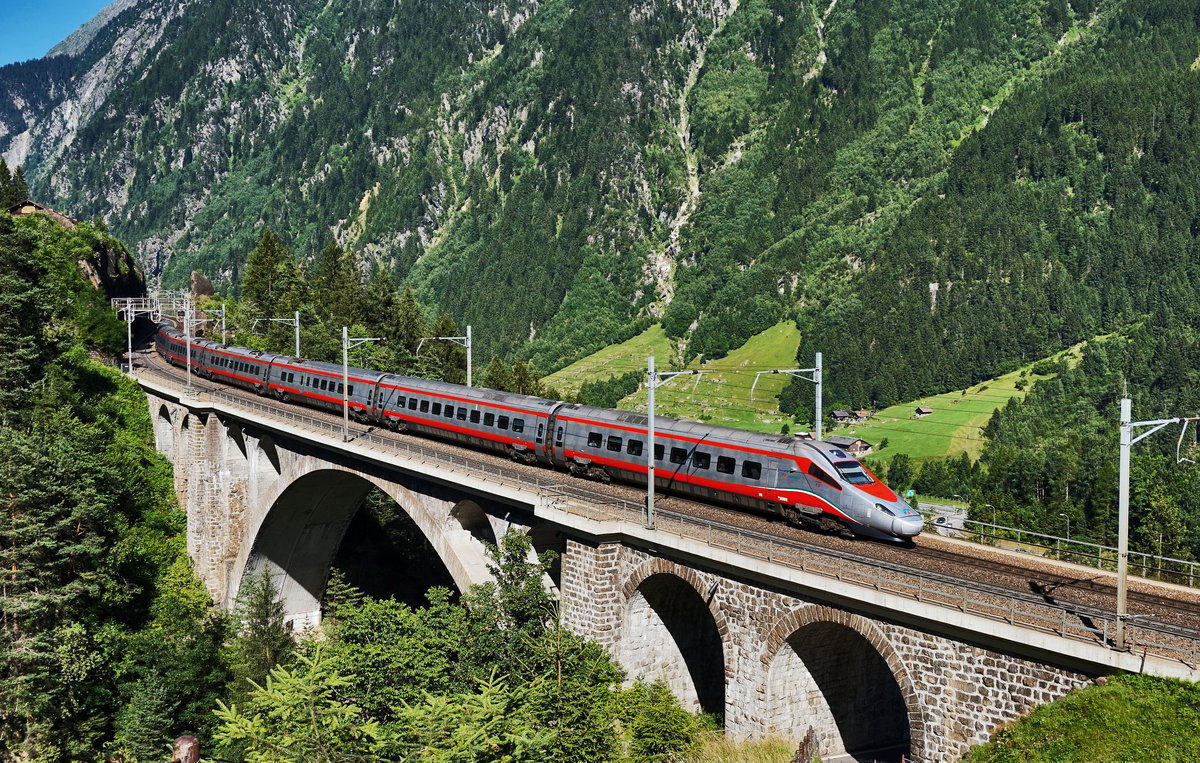 Ein ETR 610 der FS überquert als EC 18 (Milano Centrale - Zürich HB), die mittlere Meienreussbrücke bei Wassen.
Aufgenommen am 19.7.2016.