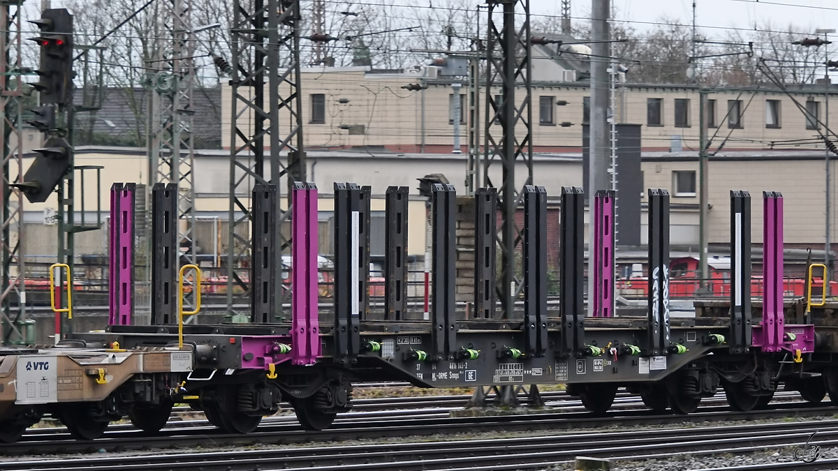 Ein Flachwagen mit Rungen Anfang Dezember 2019 in Wanne-Eickel.